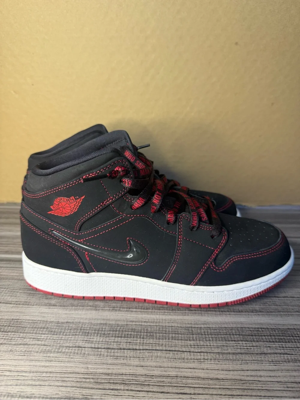 Nike Kids come fly with me retro 1 mid jordans.